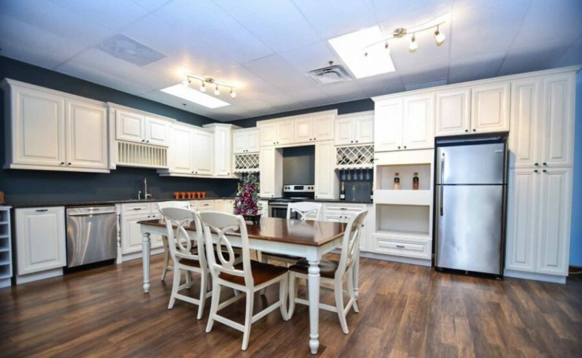 antique_white_finish_kitchen_cabinets