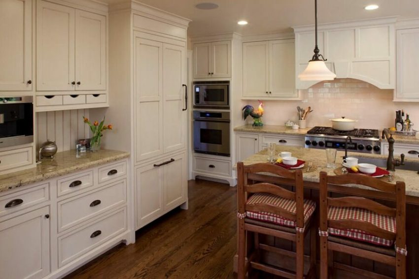 antique_white_kitchen_cabinets_with_dark_countertops