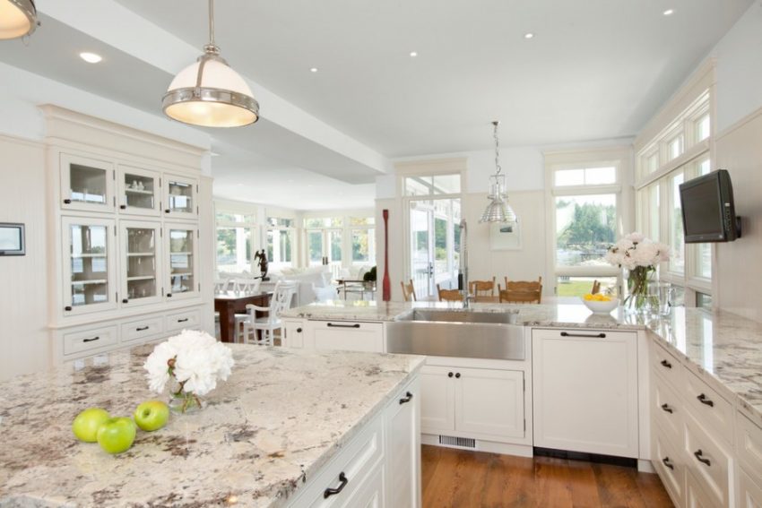 antique_white_kitchen_cabinets_with_granite_countertops