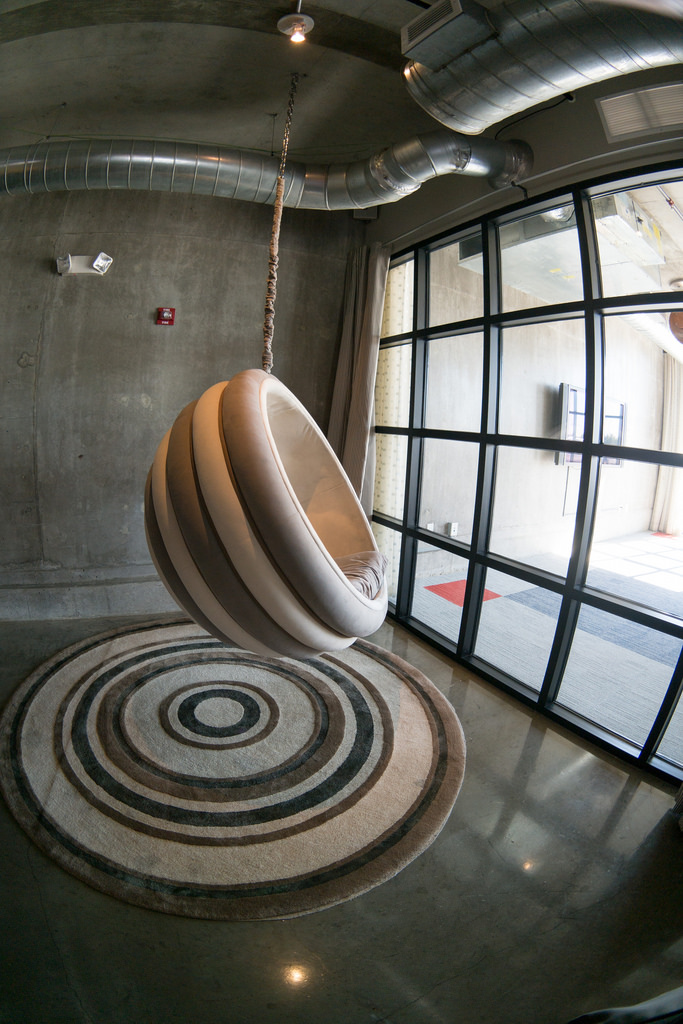 indoor_hanging_chair_from_ceiling