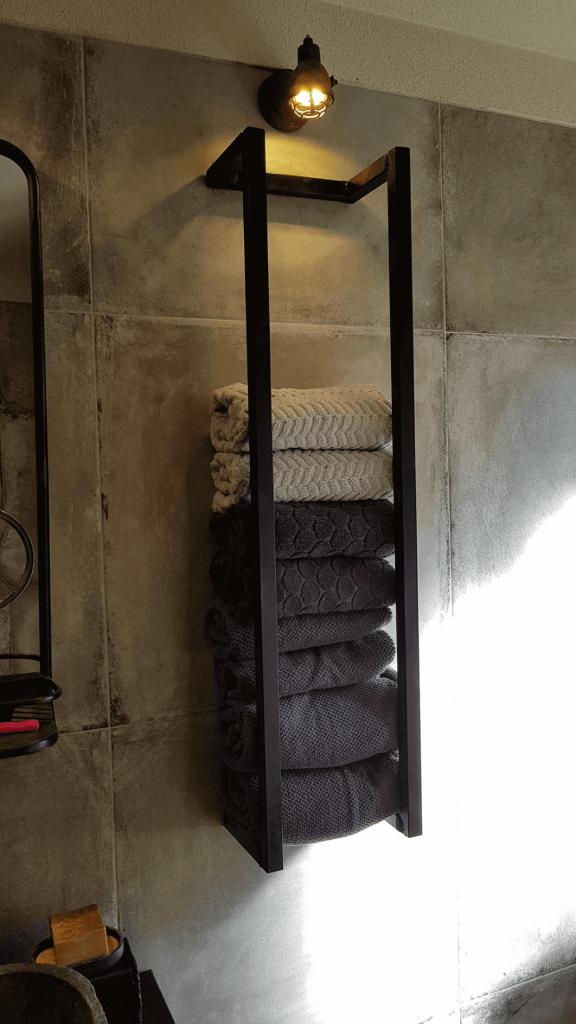 towel_storage_small_bathroom