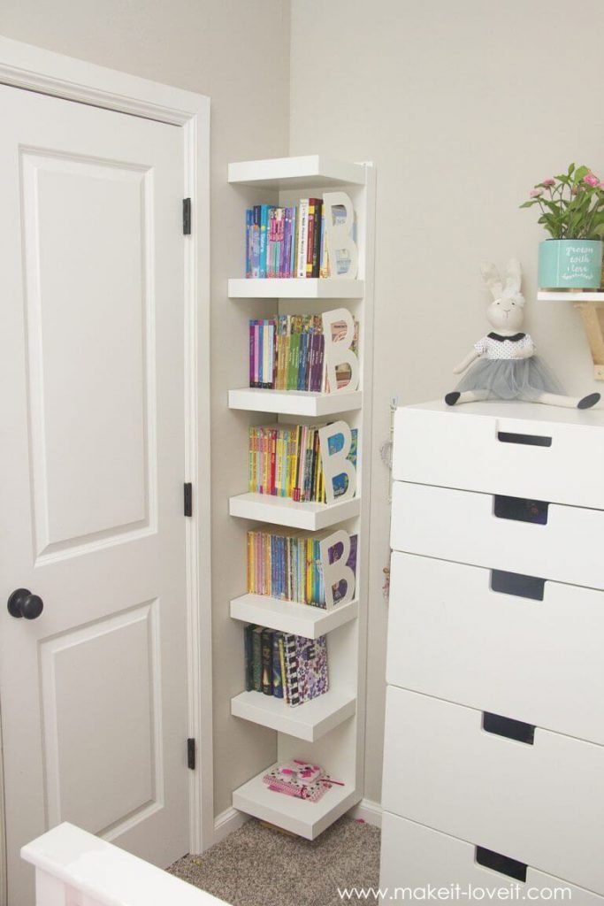 nursery bookshelf decor