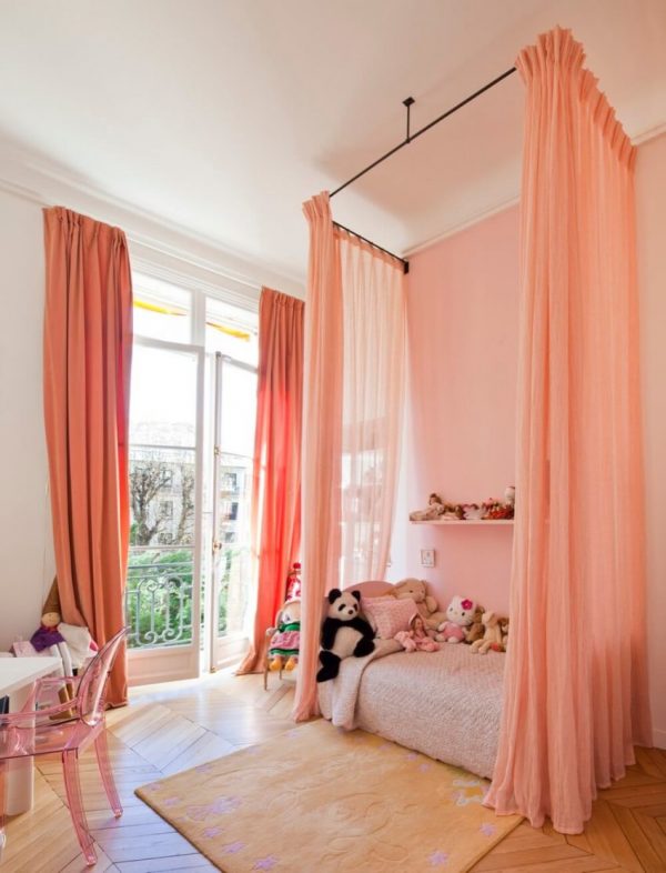 canopy bed with curtain