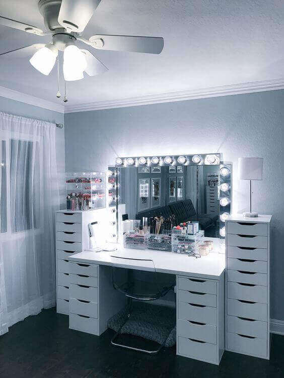 DIY Vanity Mirror with Dimmable Lamps - Harptimes.com